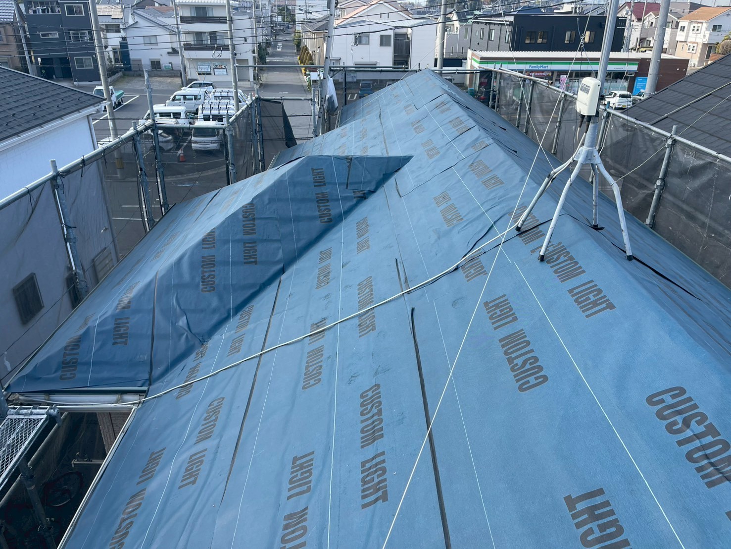 さいたま市緑区で屋根工事、下地の粘着層付ルーフィング敷設で雨漏りを防ぐ